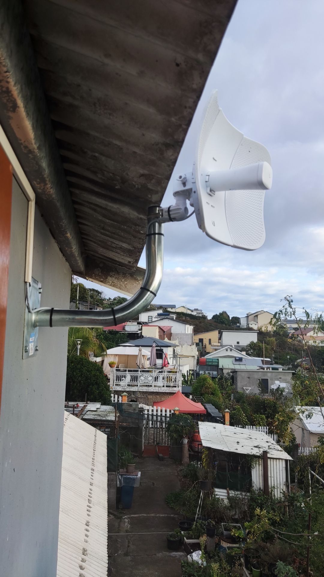 Antenne Ubiquiti installée à la Réunion